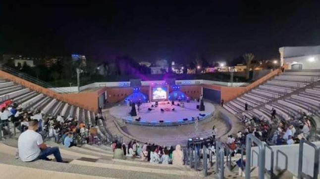 فضيحة بحفل زهيرة الرباطية وأميمة باعزية بأكادير: المنظم يهرب والناس تدفع الثمن! ..فيديو