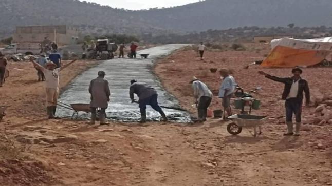ساكنة بدوار نواحي تيزنيت تضطر إلى تعبيد الطريق بإمكانياتها الخاصة