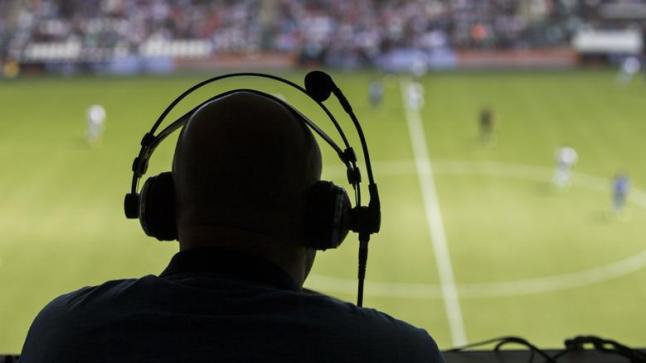التعليق الرياضي التلفزي المرتبط بالمنتخب الوطني المغربي لم يستطع الخروج من دائرة العاطفة و”التطبيل”!!!