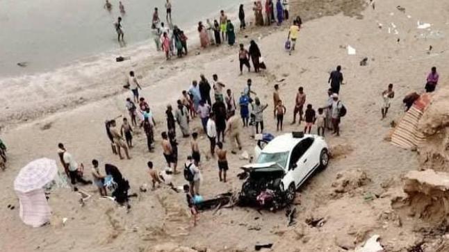 سقوط سيارة نحو شاطىء تفنيت بسيدي بيبي