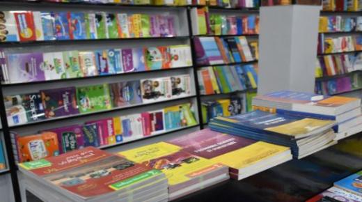 بيع الكتب المدرسية داخل المؤسسات التعليمية : جدل مستمر يؤثر على المكتبات المستقلة في المغرب