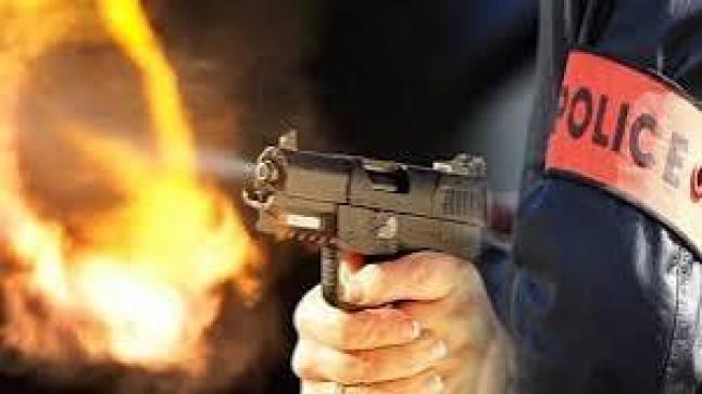 الدشيرة.. شخص في حالة غير طبيعية يشعل النار في منزل أسرته والشرطة تتدخل بالرصاص